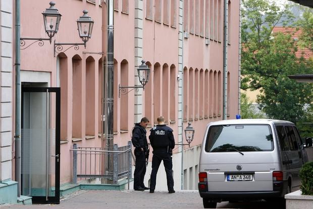 Polizisten sichern den Eingang des Carolinum-Gymnasiums.