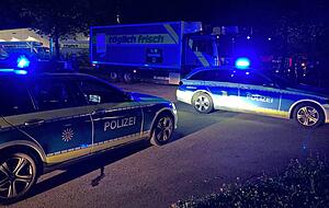 Die Polizei hatte kurzzeitig Mühe, den Betrieb des Zentrallagers aufrechtzuerhalten. Lkw-Fahrer mussten auf Freigabe warten. Fotos: Adrian Hoffmann Die Polizei hatte kurzzeitig Mühe, den Betrieb des Zentrallagers aufrechtzuerhalten. Lkw-Fahrer mussten auf Freigabe warten. Fotos: Adrian Hoffmann