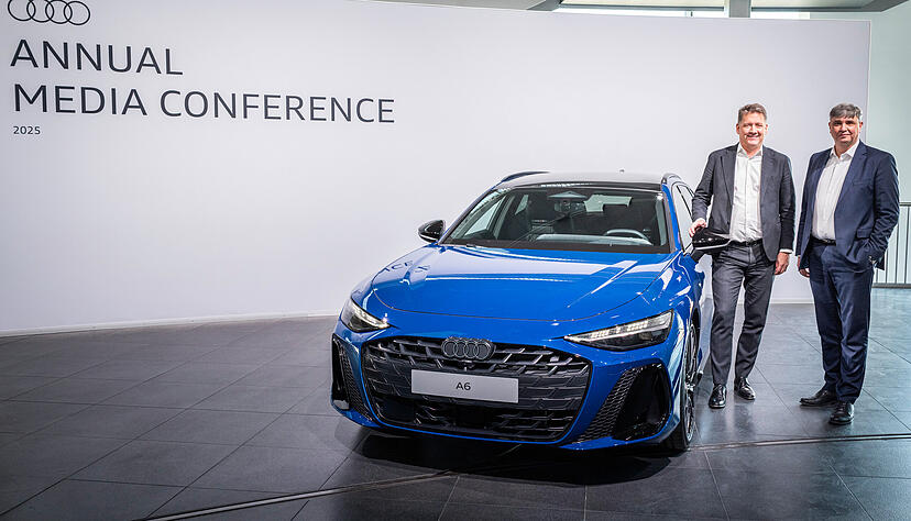Audi-Chef Gernot Döllner (links) und Finanzvorstand Jürgen Rittersberger am neuen A6 Avant aus Neckarsulm, der Teil der aktuellen Modelloffensive ist.
