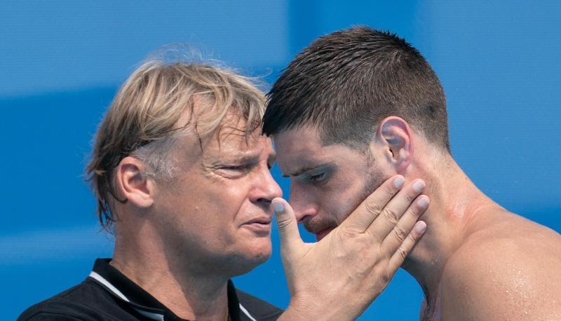 Bundestrainer Hagen Stamm (l) tr&ouml;stet Torwart Moritz Schenkel nach dem Spiel.