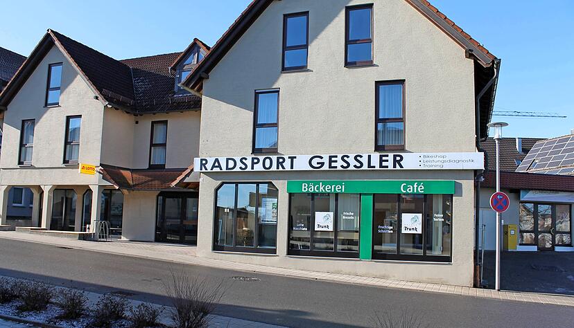 Das Schild hängt schon: Radsport-Gessler zieht in das ehemalige Lebensmittelgeschäft Gutkauf ein, das vor fünf Monaten geschlossen hat.
Foto: Sabine Friedrich Das Schild hängt schon: Radsport-Gessler zieht in das ehemalige Lebensmittelgeschäft Gutkauf ein, das vor fünf Monaten geschlossen hat.
Foto: Sabine Friedrich
