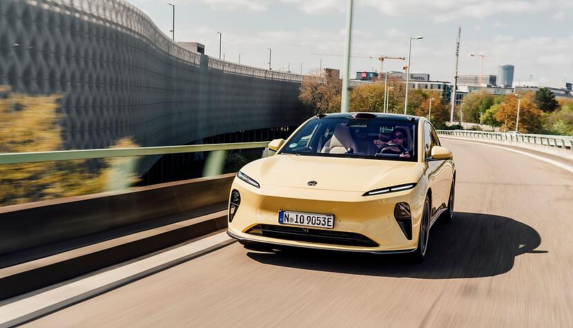 Der Nio ET5 ist die kleinere, aber auch günstigere Alternative zum ET7 und EL7. Mit 369 kW/490 PS und bis zu 700 Nm liefert er eine beeindruckende Performance.