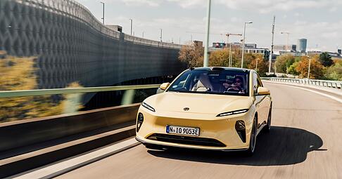 Der Nio ET5 ist die kleinere, aber auch günstigere Alternative zum ET7 und EL7. Mit 369 kW/490 PS und bis zu 700 Nm liefert er eine beeindruckende Performance.