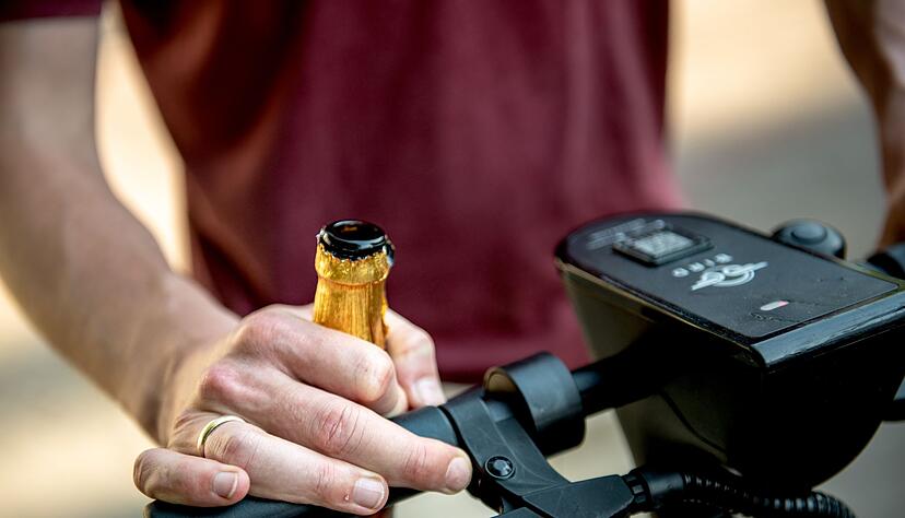 Alkohol am Roller-Steuer: Für E-Scooter gilt dieselbe Promillegrenze wie fürs Auto. Alkohol am Roller-Steuer: Für E-Scooter gilt dieselbe Promillegrenze wie fürs Auto.