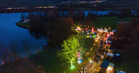 Durch eine einmalige Kulisse besticht die Seeweihnacht am Breitenauer See, die am 6. und 7. Dezember mit 72 Beschickern stattfindet. Durch eine einmalige Kulisse besticht die Seeweihnacht am Breitenauer See, die am 6. und 7. Dezember mit 72 Beschickern stattfindet.