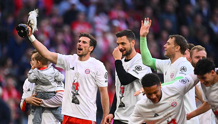 Leon Goretzka hat bei den Feierlichkeiten den Kakadu dabei.