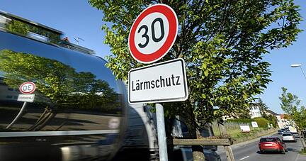 Ein Schild, das auf Tempo 30 und Lärmschutz hinweist.