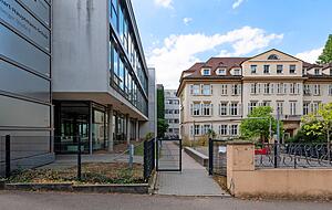 Die denkmalgeschützte Villa ist das Prunkstück auf dem Gelände an der Karlstraße Ecke Adelbergerstraße. Einst residierte hier die Versicherung Wüba. Die denkmalgeschützte Villa ist das Prunkstück auf dem Gelände an der Karlstraße Ecke Adelbergerstraße. Einst residierte hier die Versicherung Wüba.