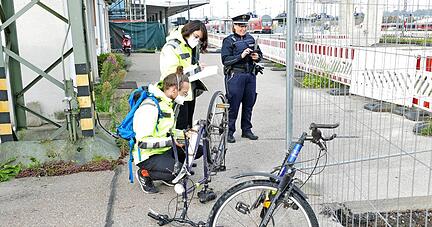 Vor dem Abtransport wurden alle Fahrräder von Maryam Paknafs und Stefan Papsch (gelbe Jacken) dokumentiert.
Foto: Harald Schmidt