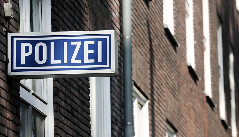 Ein Schild mit der Aufschrift «Polizei» hängt an einem Polizeipräsidium. Ein Schild mit der Aufschrift «Polizei» hängt an einem Polizeipräsidium.
