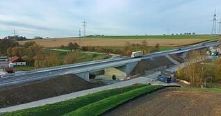 B19 Bau der Brücke über die Kupfer ist abgeschlossen. Jetzt wird die Behelfsstraße zurückgebaut