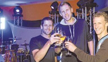 Da sie erst heute Abend dran sind, g&ouml;nnten sie sich gestern Abend ein Bierchen (von links): Raven Klaasen, Johan Brunstrom und Bastian Knittel.Foto: Andreas Veigel
