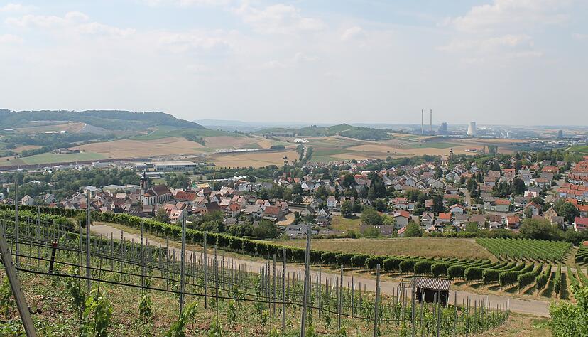 Erlenbach (links) mit seinem Teilort Binswangen auf der rechten Seite liegen am Fu&szlig;e des 319 Meter hohen Kaybergs. Alte Fachwerkh&auml;user und die Kirchen machen das Stadtbild aus.
Fotos: Anna-Lena Sieber