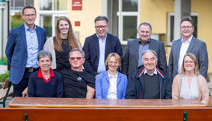 Wechsel im NZT-Vorstand: Auf Elisabeth Rech und Peter Dzieciol folgen Natascha Pfeifle (hinten) und Ann-Kathrin Binder (vorne rechts) . Wechsel im NZT-Vorstand: Auf Elisabeth Rech und Peter Dzieciol folgen Natascha Pfeifle (hinten) und Ann-Kathrin Binder (vorne rechts) .