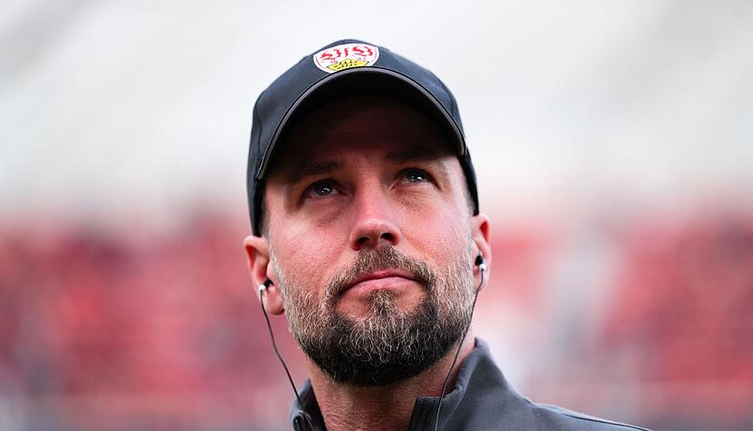 Stuttgarts Trainer Sebastian Hoeneß blickt vor der Partie in die Runde. Stuttgarts Trainer Sebastian Hoeneß blickt vor der Partie in die Runde.