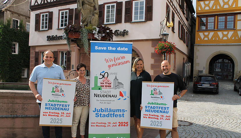 Neudenau feiert ein langes Festwochenende (von links): Bürgermeister Jochen Hoffer, Marianne Fallmann, stellvertretende Ortsvorsteherin von Herbolzheim, Stefanie Hoyer, zweite Vorsitzende der Neudenauer Vereinsgemeinschaft, und Moritz Kircher, Vorstand des SV Siglingen.