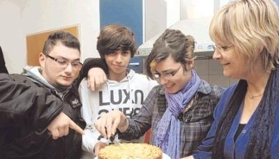 Apfelkuchen-B&auml;cker: Rita Oesterle (rechts) mit Jugendlichen.