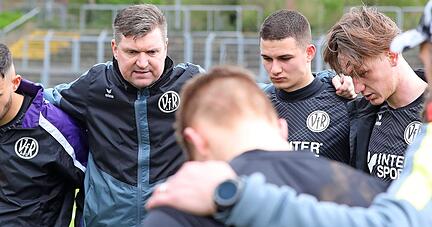 Nach der Heimpleite gegen den TV Oeffingen war die Enttäuschung bei VfR-Trainer Thomas Kettner (Zweiter von links) groß und die Stimmung im Frustkreis dementsprechend am Boden.
Foto: Alexander Bertok