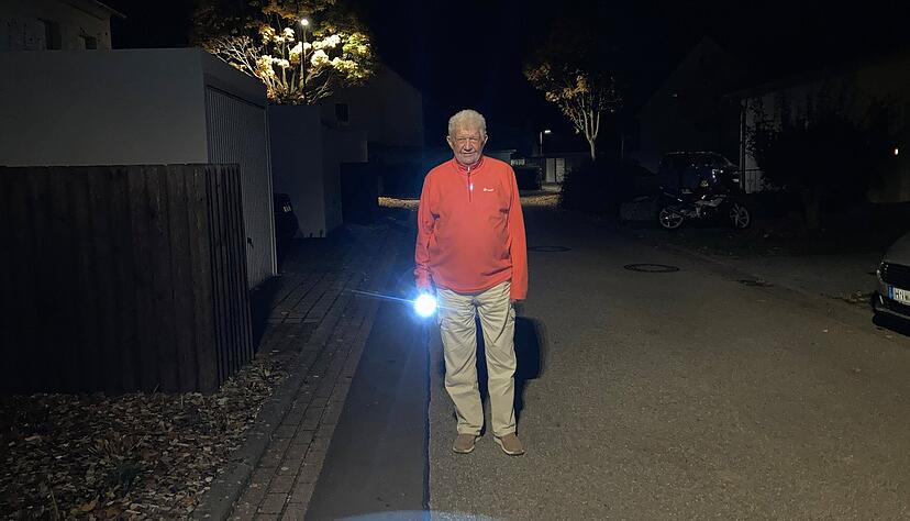 Neue Straßenbeleuchtung in Eppingen zu dunkel? Frank Stroh vom VdK-Bezirksverband sorgt sich für die älteren Menschen und für jene mit Sehbeeinträchtigung. Neue Straßenbeleuchtung in Eppingen zu dunkel? Frank Stroh vom VdK-Bezirksverband sorgt sich für die älteren Menschen und für jene mit Sehbeeinträchtigung.