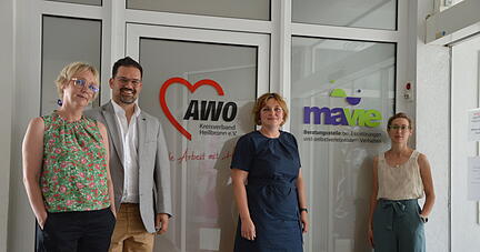 Berit Hidde&szlig;en, Stratos Goutsidis, Marie-Teresa Keicher und Judith Weyhing-M&uuml;ller (von links) vor dem Eingang der Beratungsstelle in der Bismarckstra&szlig;e.
Foto: Julian Ruf