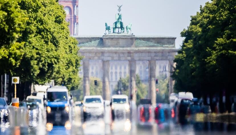 Flimmernde Hitze vor dem Brandenburger Tor im Juni. Im vergangenen Jahr waren besonders die Sommermonate für die Klimaforscher besorgniserregend. Flimmernde Hitze vor dem Brandenburger Tor im Juni. Im vergangenen Jahr waren besonders die Sommermonate für die Klimaforscher besorgniserregend.