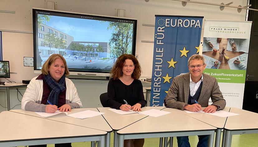 Bei der Unterzeichnung (von links): Amtsleiterin Doris Wohlfahrt, Verbundschulrektorin Antje David und ASG-Direktor Marco Haaf.
Foto: Simon Gajer
