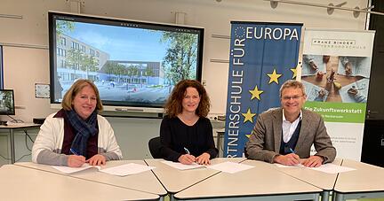 Bei der Unterzeichnung (von links): Amtsleiterin Doris Wohlfahrt, Verbundschulrektorin Antje David und ASG-Direktor Marco Haaf.
Foto: Simon Gajer