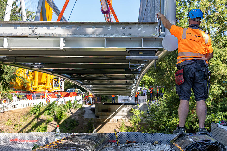 Der Autoverkehr fährt weiterhin über die Kocherbrücke.