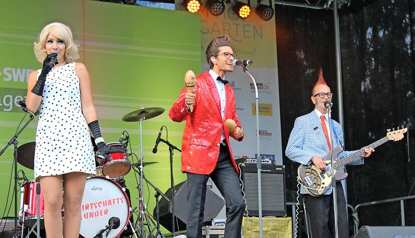 Die Retro-Musiker von Wirtschaftswunder spielten sich mit Hits aus den 1950ern bis 1960er Jahren in die Herzen der Zuschauer.Foto: Renate Väisänen