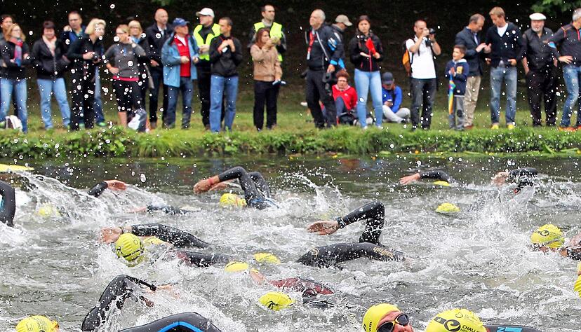 Schon am Sonntagmorgen springen die Triathleten von den Steintreppen beim Marra-Haus aus in den Neckar und schwimmen bis zu 1,9 Kilometer. Die Zuschauer haben beste Möglichkeiten, die Teilnehmer zu verfolgen.
Foto: Archiv/Veigel Schon am Sonntagmorgen springen die Triathleten von den Steintreppen beim Marra-Haus aus in den Neckar und schwimmen bis zu 1,9 Kilometer. Die Zuschauer haben beste Möglichkeiten, die Teilnehmer zu verfolgen.
Foto: Archiv/Veigel
