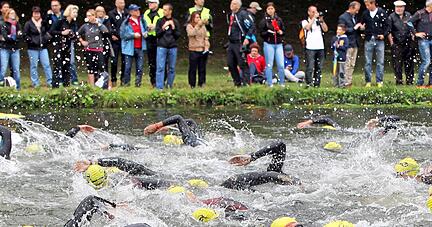 Schon am Sonntagmorgen springen die Triathleten von den Steintreppen beim Marra-Haus aus in den Neckar und schwimmen bis zu 1,9 Kilometer. Die Zuschauer haben beste Möglichkeiten, die Teilnehmer zu verfolgen.
Foto: Archiv/Veigel