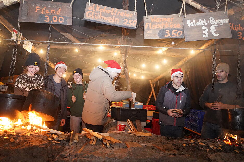 Die Geschäfte liefen gut: Die Besucher ließen sich von den zahlreichen kulinarischen Angeboten überzeugen. Die Geschäfte liefen gut: Die Besucher ließen sich von den zahlreichen kulinarischen Angeboten überzeugen.