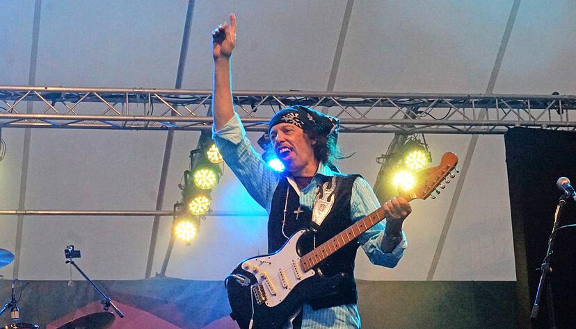 Keine Jimi-Hendrix-Kopie: Randy Hansen katapultiert das Publikum auf der Bundesgartenschau ein halbes Jahrhundert zurück. Foto: Leonore Welzin