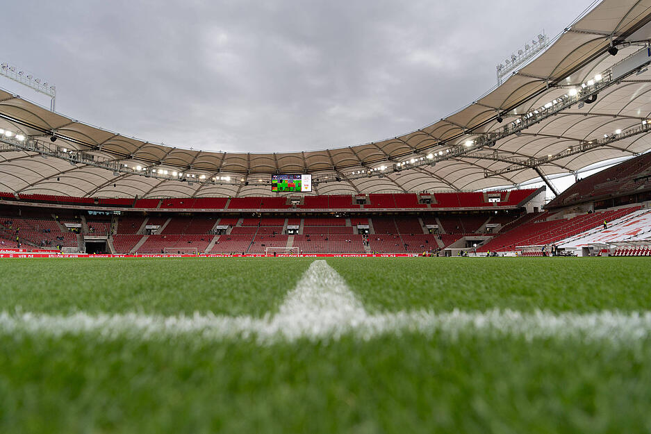 Die Tribüne des Stadions ist überdacht. Bei internationalen Spielen liegt die Kapazität des VfB-Stadions bei 54.812 Plätzen.
