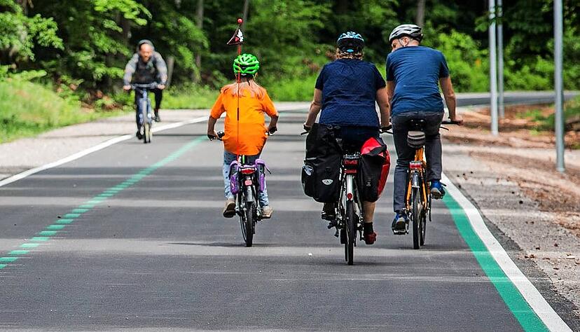 Der erste Radschnellweg des Landes führt bei Stuttgart durch den Wald. Nach diesem Vorbild soll ein Weg zwischen Heilbronn und Bad Wimpfen entstehen. Der erste Radschnellweg des Landes führt bei Stuttgart durch den Wald. Nach diesem Vorbild soll ein Weg zwischen Heilbronn und Bad Wimpfen entstehen.