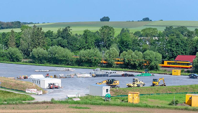 Bei der Haltestelle Leingarten West ist eine große Fläche reserviert, um die Baustelle für die Stadtbahn einzurichten. Bei der Haltestelle Leingarten West ist eine große Fläche reserviert, um die Baustelle für die Stadtbahn einzurichten.