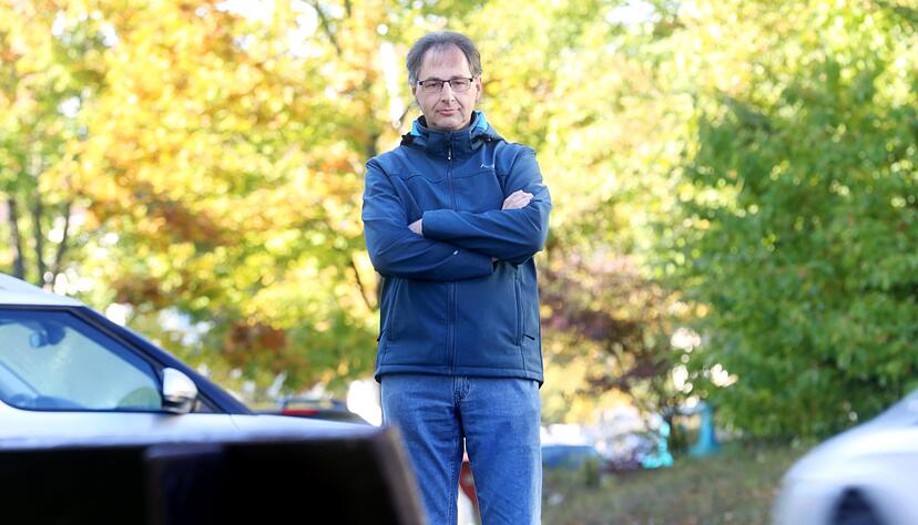 Neben dem silbernen Auto stand das Fahrzeug, in dem eine Frau von ihrem Ex-Freund angegriffen wurde. Jörg Neubauer half ihr, ohne groß darüber nachzudenken.
 Foto: Ralf Seidel