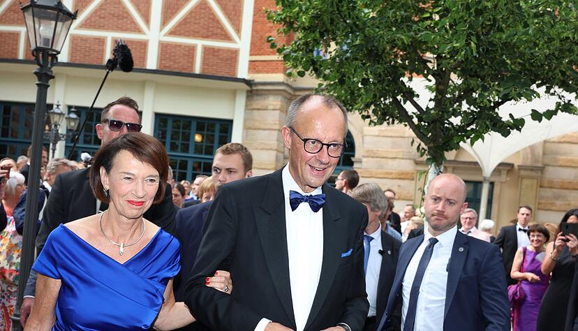Auf in die Pause - Charlotte und Friedrich Merz.l
