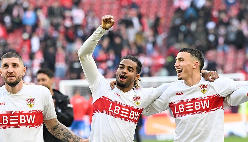 Sieggarant Bilal El Khannouss (r) feiert mit seinen Teamkollegen.