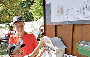 Max (vorne) und Tim werfen Post nach Hause ein. Es wir viel geschrieben.