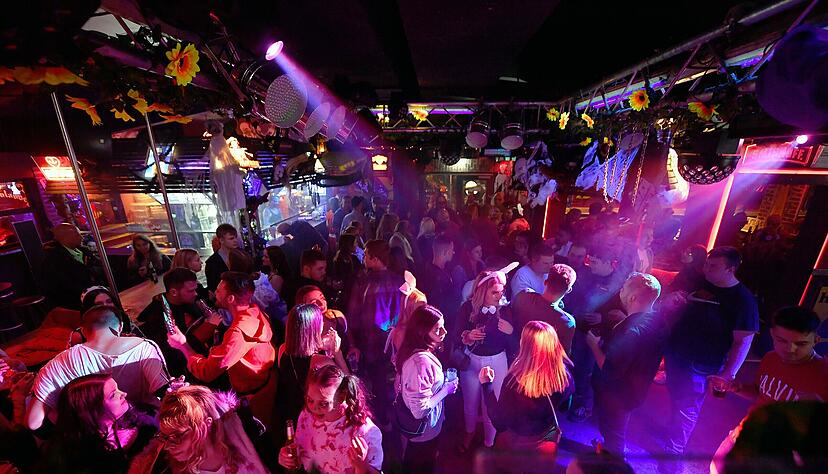 Die Laube lud Ende Oktober zur Halloween-Party unter 2G-Bedingungen. Die Partygäste hatten offensichtlich ihren Spaß. Foto: Mario Berger Die Laube lud Ende Oktober zur Halloween-Party unter 2G-Bedingungen. Die Partygäste hatten offensichtlich ihren Spaß. Foto: Mario Berger