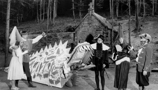 Zusammengestellt von Archiv und Dokumentation der Heilbronner Stimme 

1961. Seit 1956 veranstalten die Onkeln der Gaffenbergfreizeit die »Internationalen Köpferfestspiele« für Mitarbeiter des Walderholungsheims und geladene Gäste. Die Köpferschlucht ist wieder eine ideale Kulisse für »Die Roquefort-Saga, ein frühdeutsches Ritterstück um Leben, Liebe und Tod«.