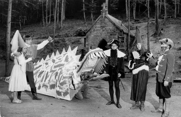 Zusammengestellt von Archiv und Dokumentation der Heilbronner Stimme 

1961. Seit 1956 veranstalten die Onkeln der Gaffenbergfreizeit die »Internationalen Köpferfestspiele« für Mitarbeiter des Walderholungsheims und geladene Gäste. Die Köpferschlucht ist wieder eine ideale Kulisse für »Die Roquefort-Saga, ein frühdeutsches Ritterstück um Leben, Liebe und Tod«.