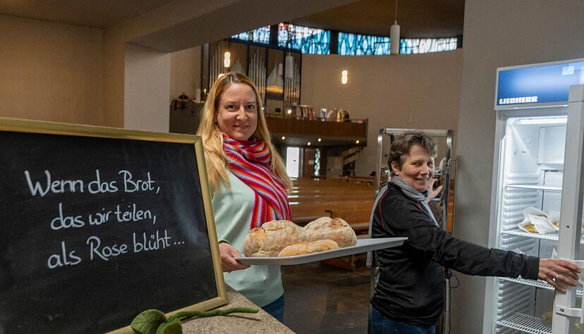 Foodsharing engagiert sich bundesweit bei der Verteilung noch genießbarer Lebensmittel. Wer etwas zu essen braucht, kann sich am Offenen Kühlschrank bedienen. Wer Essbares nicht mehr benötigt, kann es dort abgeben.