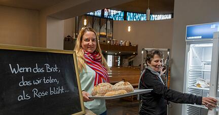 Foodsharing engagiert sich bundesweit bei der Verteilung noch genießbarer Lebensmittel. Wer etwas zu essen braucht, kann sich am Offenen Kühlschrank bedienen. Wer Essbares nicht mehr benötigt, kann es dort abgeben. Foodsharing engagiert sich bundesweit bei der Verteilung noch genießbarer Lebensmittel. Wer etwas zu essen braucht, kann sich am Offenen Kühlschrank bedienen. Wer Essbares nicht mehr benötigt, kann es dort abgeben.