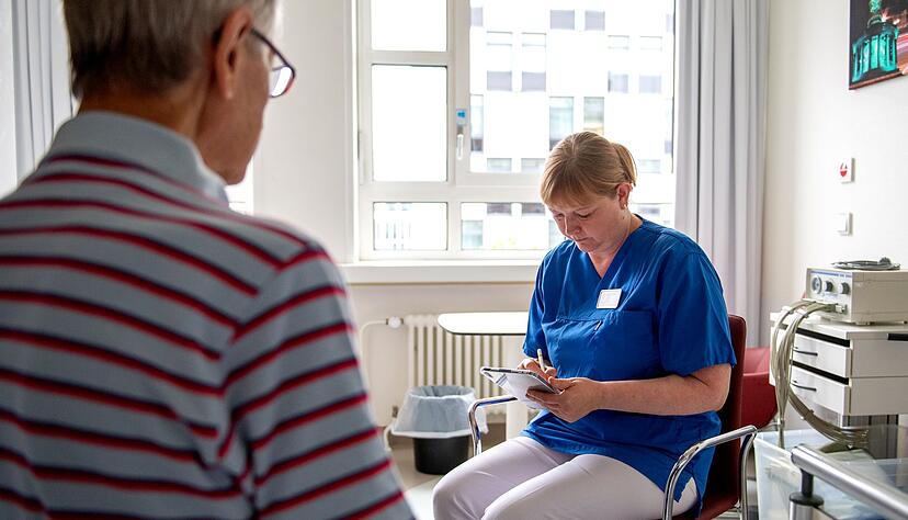 Die Kommunikation mit Patientinnen und Patienten und Angehörigen ist ein wichtiger Bestandteil der Palliativpflege. Die Kommunikation mit Patientinnen und Patienten und Angehörigen ist ein wichtiger Bestandteil der Palliativpflege.