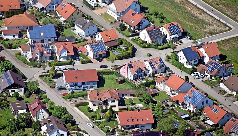Einfamilienhäuser mit Garten könnten künftig noch teurer werden. Viele Kommunen legen auch wegen des Flächenverbrauchs den Fokus auf Reihen- und Mehrfamilienhäuser. Einfamilienhäuser mit Garten könnten künftig noch teurer werden. Viele Kommunen legen auch wegen des Flächenverbrauchs den Fokus auf Reihen- und Mehrfamilienhäuser.