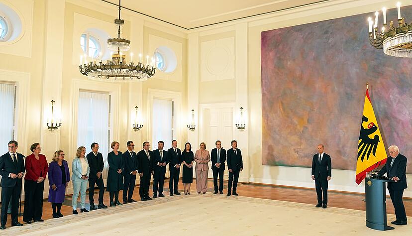 Ein Kanzler und 14 Minister erhalten vom Bundespr&auml;sidenten ihre Entlassungsurkunden. Sie bleiben aber gesch&auml;ftsf&uuml;hrend im Amt.