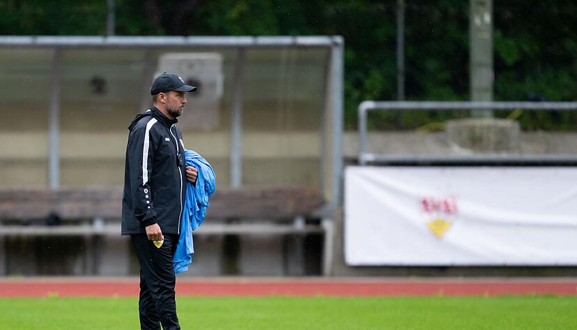 Im Trainingslager sprach VfB-Coach Hoene&szlig; auch &uuml;ber die Pl&auml;ne mit Silas.