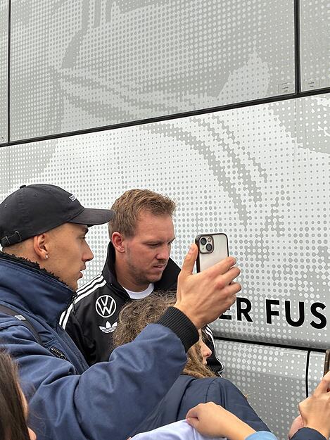 Nachdem der DFB-Coach Julian Nagelsmann am Donnerstag eilig in das Parkhotel in Heilbronn verschwunden war, nimmt er sich am Freitag viel Zeit für die Fans.